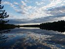 Finnland am See - Spiegelung der Wolken