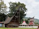 Batak-Haus und Grabhaus bei Sialagan auf Samosir im Toba-See  Sumatra  Indonesien