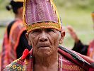 Batak-Schautänzer in Simanindo Huta Bolon auf Samosir im Toba-See  Sumatra  Indonesien