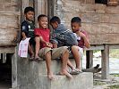 Jungen im Batak-Dorf Simarmata Huta Bolon auf Samosir im Toba-See  Sumatra  Indonesien