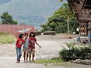Mädchen in dem Batak-Dorf Simarmata Huta Bolon auf Samosir im Toba-See  Sumatra  Indonesien
