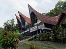 Wellblechgedeckte Batak-Häuser in Tuktuk Samosir im Toba-See  Sumatra  Indonesien