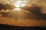 Belgische Küste: Abendstimmung am Strand, im Hintergrund Ostende