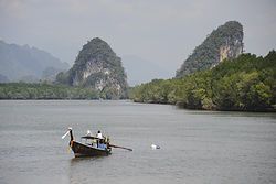 <p>Landschaft am Krabi-Fluss mit Hundeohren-Berg</p>
