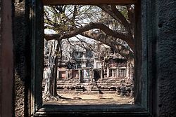 <p>Prasat Hin Phimai durch ein Fenster des nördlichen Eingangs gesehen</p>