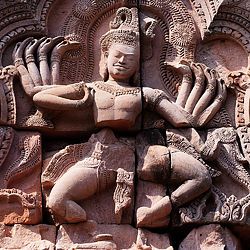 Tanzender Shiva am Giebel über dem Osteingang von Prasat Phanom Rung