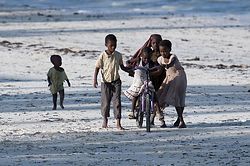 <p>Spielende Kinder am Strand von Jambiani, Sansibar / Tansania</p>
