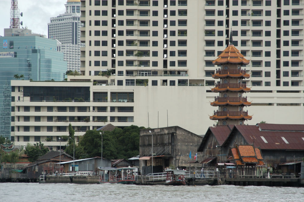 Bangkok - alte Häuser und Tempel zwischen modernen Hochhäusern