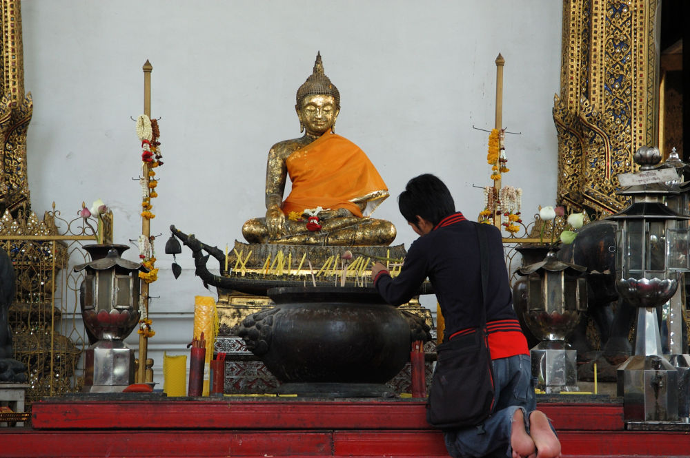 In einem buddhistischen Tempel in Bangkok