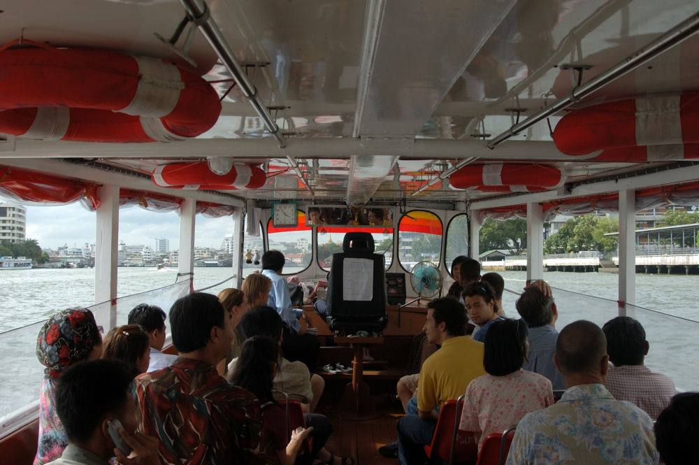 Expressboot auf dem Menam Chao Phraya in Bangkok