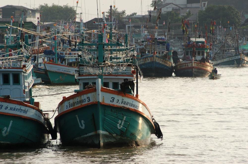 Südthailand: Fischerboote im Hafen von Chumphon