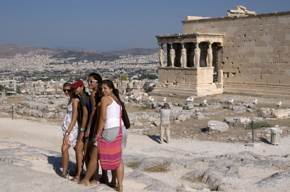 Athen, auf der Akropolis: Mädels posieren vor dem Erechteion und den Karyatiden