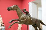 Touristin und Pferd mit Jockey - Bronze im Nationalmuseum Athen / Griechenland 2009