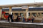 Bahnhof Luxor: Warten auf den Zug nach Kairo  / Ägypten 2010