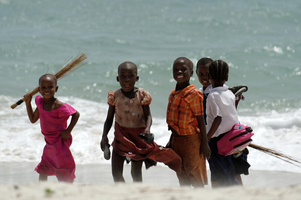 Kinder am Strand von Ushongo / Tansania