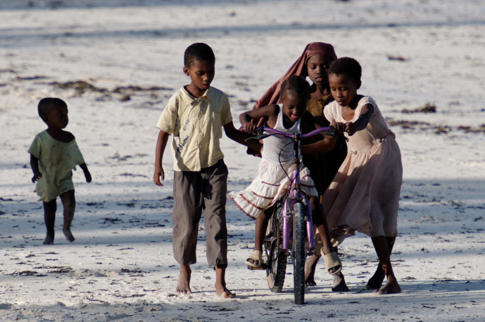 Fahrrad-Fahrschulunterricht am Strand von Sansibar