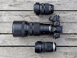 <p>Deutlich kleiner und leichter: <br />Olympus OM-D E-M1 und die m.Zuikos 2,8 14-40 mm und 2,8 40-150 mm, unten das Universalzoom m.Zuiko 5,6 14-150 mm</p>