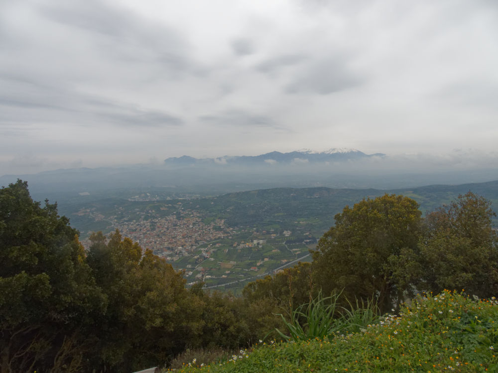 Kreta im Frühjahr: Blick vom Jouchtas über Archanes auf das Diktieren-Gebirge