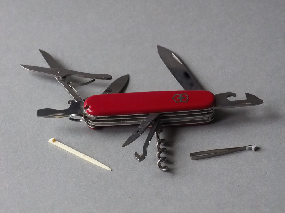 Vielseitiges Taschenmesser von Victorinox mit 12 Funktionen