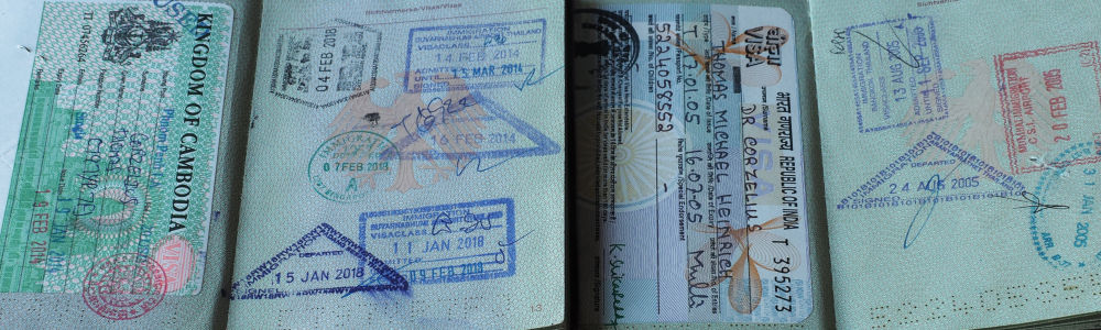 Pässe mit Visa und Einreisestempeln