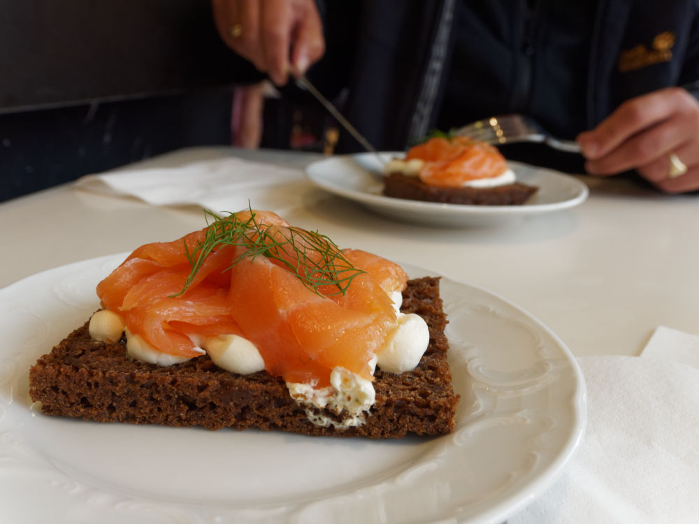 Saaristoleis Leippä, das Schären-Brot, belegt mit Lachs