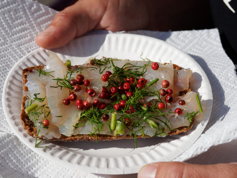 In der Markthalle: Roggenbrot mit mariniertem Siika (Felchen)