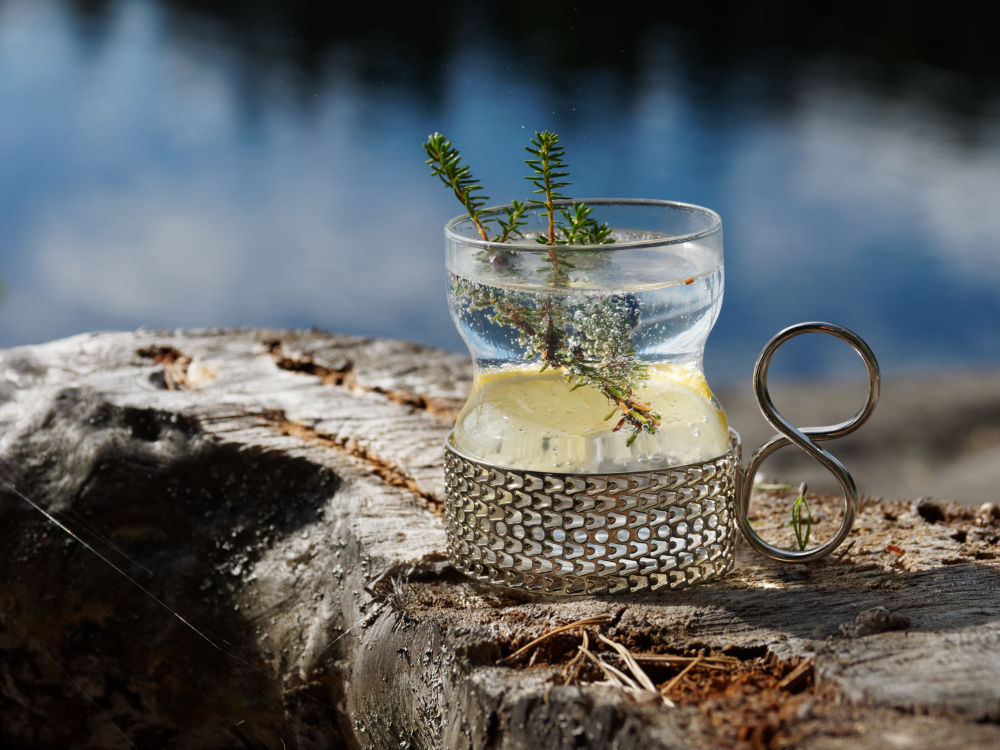 Aus einem Teeglas des finnischen Designers Timo Sarpaneva kann man auch mal einen Gin Tonic trinken