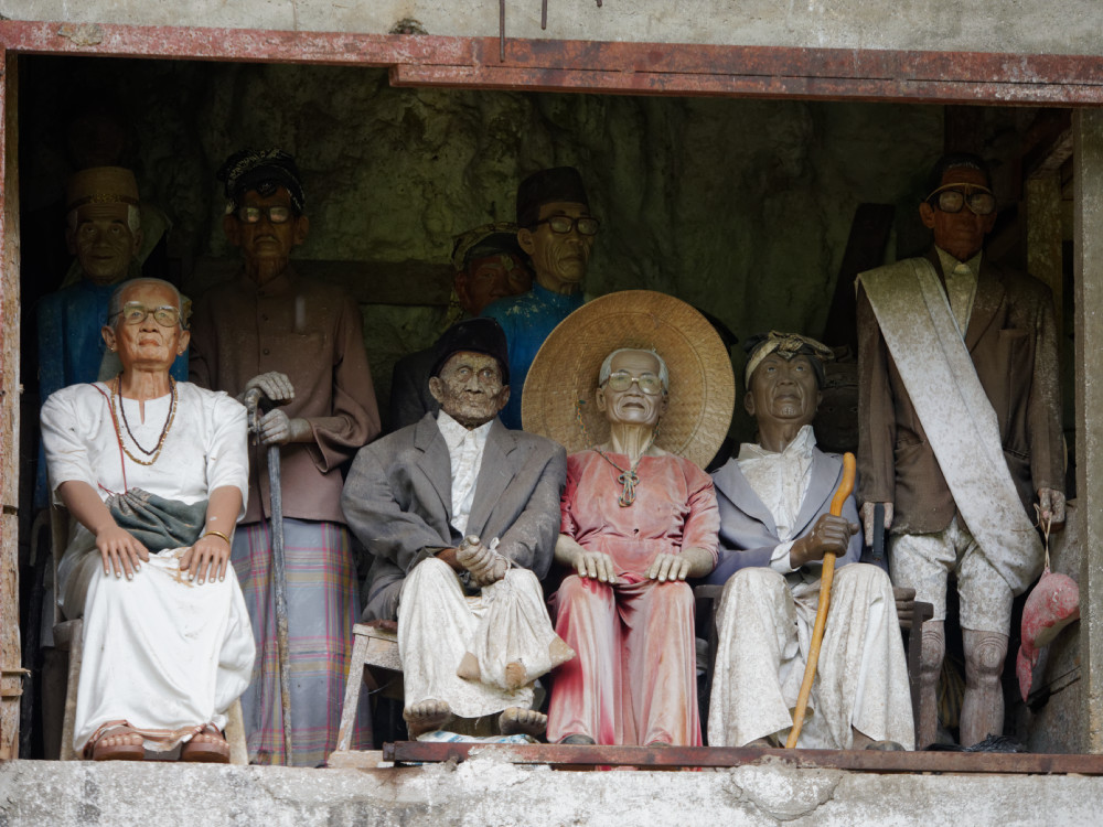 Tao-Tao-Figuren vor einem Grab der Toraya in Londa / Sulawesi